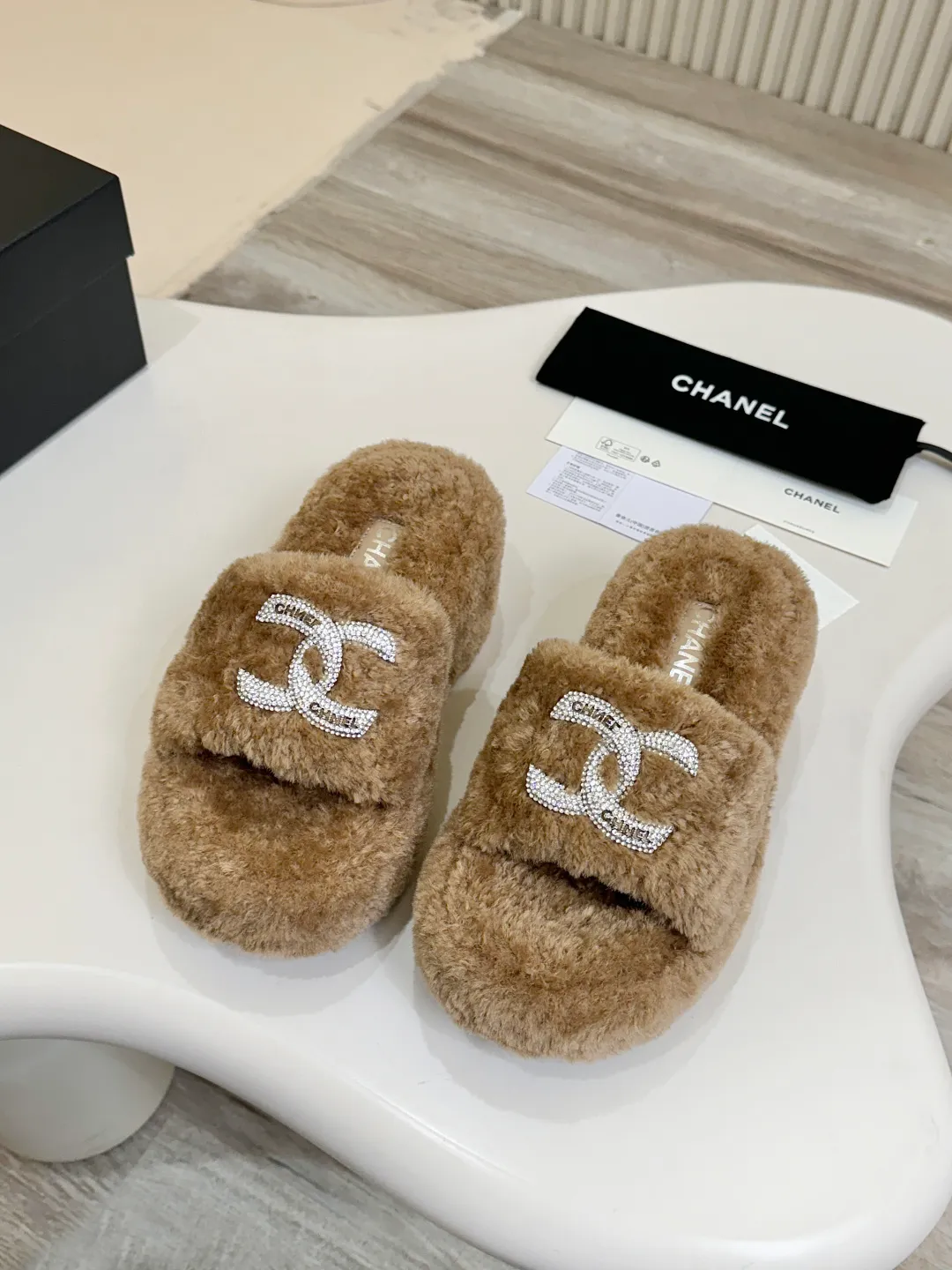 👟👟Ex-factory price 480👟👟 Chanel CHANEL thick-soled fur flip flops｜Finally waited for this pair of the same style from the star show🧚♀️ The upper is covered with soft and waxy lamb wool, with a classic double C diamond buckle✨The texture is full of texture. As soon as you put it on, your sense of luxury soars instantly. The inner lamb wool fabric is as comfortable as stepping on clouds☁️ Thickened rubber soles, 8cm at the heel, 6.5cm at the forefoot, with raised bars, easy to wear with long legs~ The wedge heel design is super easy to walk, lazy and fashionable. It is very elegant for daily outings and date wear. It is a must-have and versatile artifact for this autumn and winter, waiting for you~ #chanel slippers #Celebrity Style #Advanced Wearing Fabric: Lamb 🐑 Wool Lining: Lamb 🐑 Wool Feet: lamb 🐑 hair Outsole: wear-resistant and non-slip rubber outsole Size: 35–40